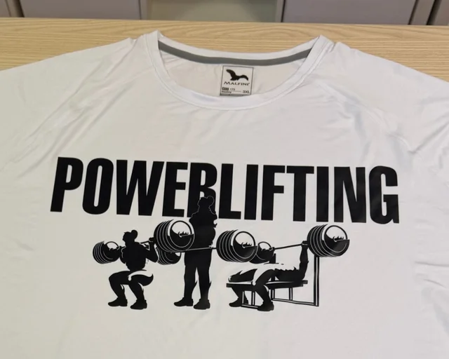 Valge T-särk suure musta powerlifting-teemalise trükiga
